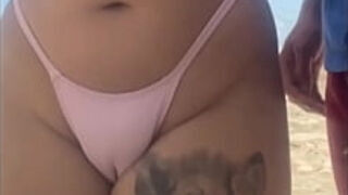 Deixei O Novinho Pegar Na Minha Buceta Na Praia E Lógico Que Eu Também Peguei No Pau Dele