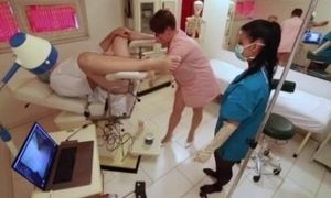 'bizarre Analbehandlung Mit Zwei Femdom Nurses'