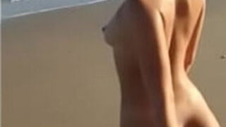 Andando Peladinha Na Praia De Nudismo Galheta