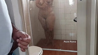 Minha Madrasta Sempre Toma Banho Com A Porta Aberta Pra Eu Espiar Ela