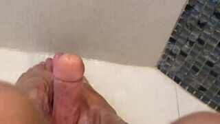 Punheta Com Os Pés Molhados Da Milf Loira No Banho – Fabi Drumond