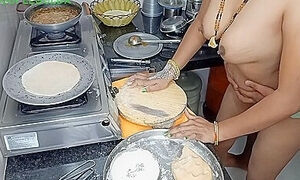 Roti Banate Samay Jor Se Dhakka Lagaya Ek Sath Do Kam