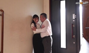 Seven Days With Her Husbands Boss, Whom She Strongly Dislikes