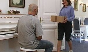 Postwoman Gets Enormous Schlong In Her Bootie