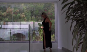 Beautiful Blonde Babe Likes Muff Divers