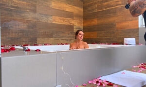 Sexy Buxom Plump-assed Milf Tempted Her Photographer To Fuck Her After A Hot Photoshoot In A Bathtub