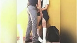 Follando En La Escuela&excl; Estudiantes Mexicanos Cogiendo Atrás De Los Salones&excl; Sexo Publico Amateur&excl;