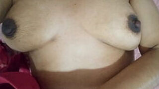 Madrastra Consentida Se Acaricia Sus Partes Intimas Frotando Suavemente Su Clitores Ya Que Siente Que Le Pica De La Exitacion