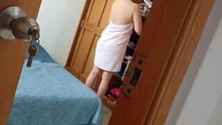 Mi Madrastra Me Descubre Espiándola Cuando Sale De La Ducha Y Se Asombra Con Mi Polla Dura